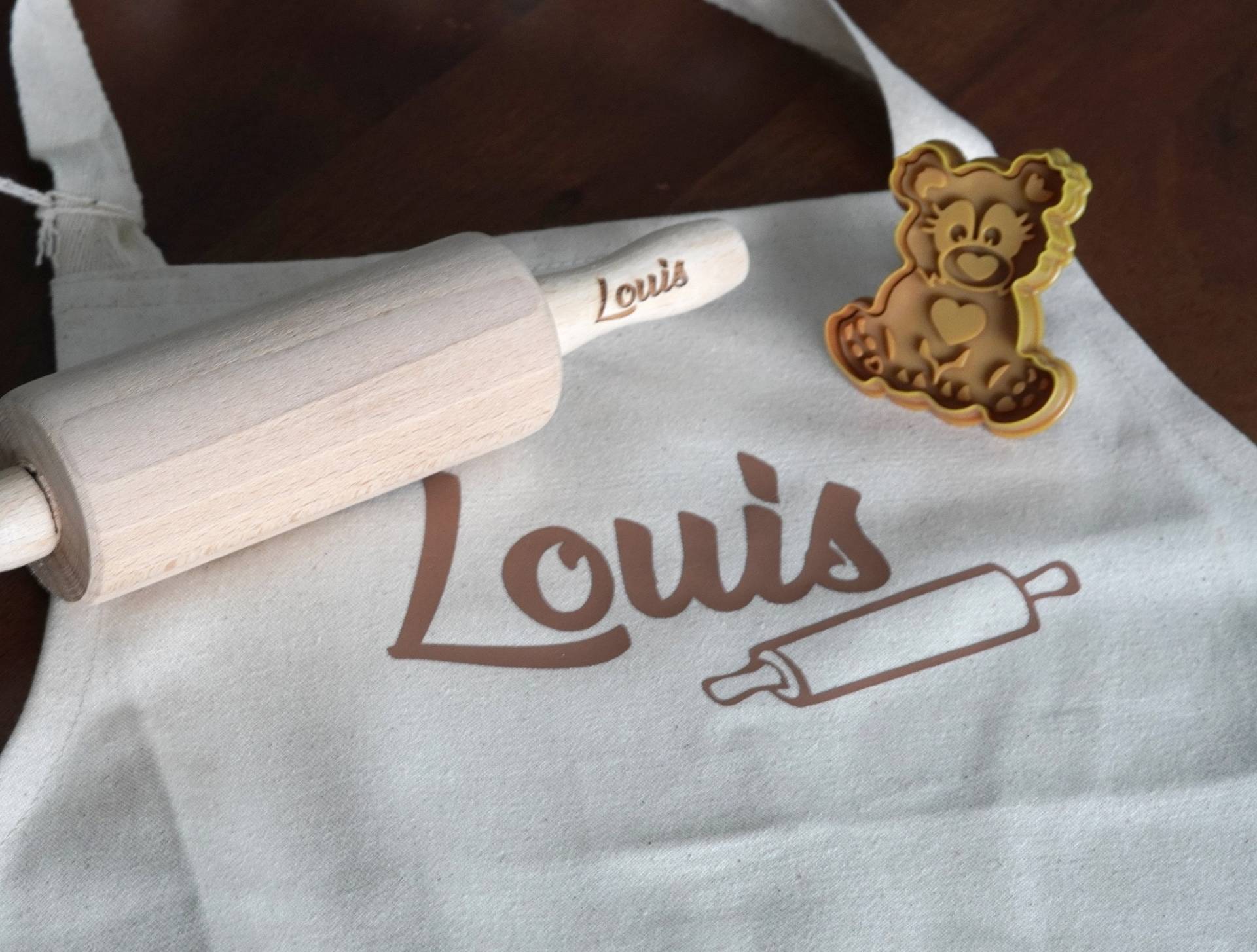 Personalisiertes Kinder-Backset Mit Kindernudelholz, Schürze Und Backförmchen/Personalisierte Personalisiertes Nudelholz Personalisiertes Kinder-Backset Mit Kindernudelholz, Schürze Und Backförmchen/Personalisierte Personalisiertes Nudelholz von Kraussemotions