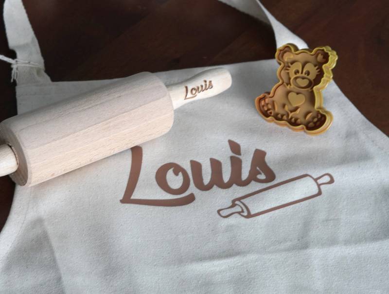 Personalisiertes Kinder-Backset Mit Kindernudelholz, Schürze Und Backförmchen/Personalisierte Personalisiertes Nudelholz Personalisiertes Kinder-Backset Mit Kindernudelholz, Schürze Und Backförmchen/Personalisierte Personalisiertes Nudelholz von Kraussemotions