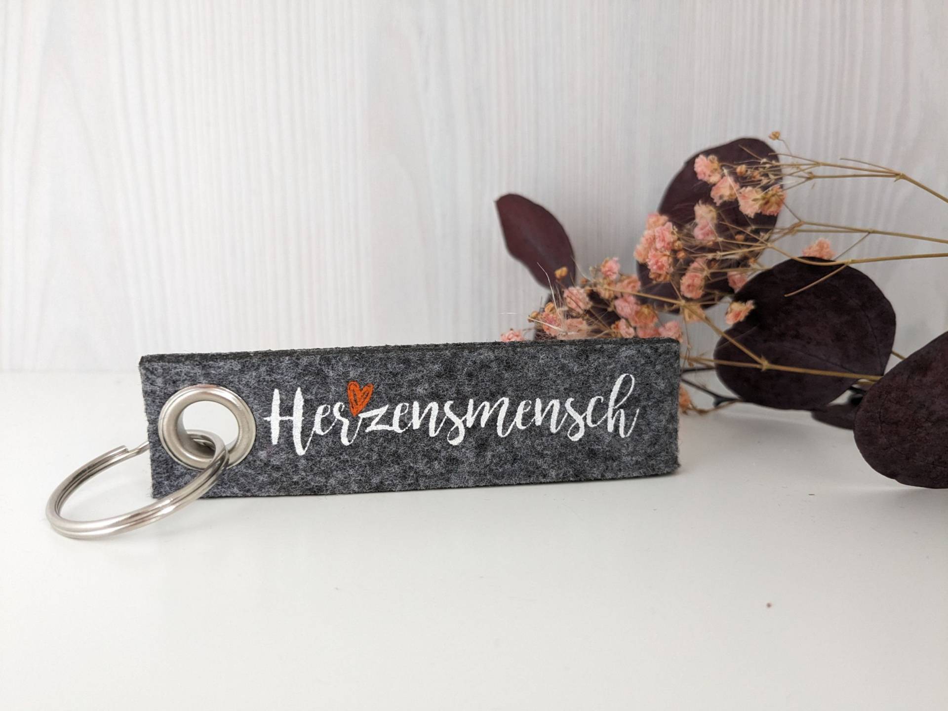 Schlüsselanhänger Herzensmensch Aus Filz in Grau Schlüsselanhänger Herzensmensch Aus Filz in Grau von Kraussemotions
