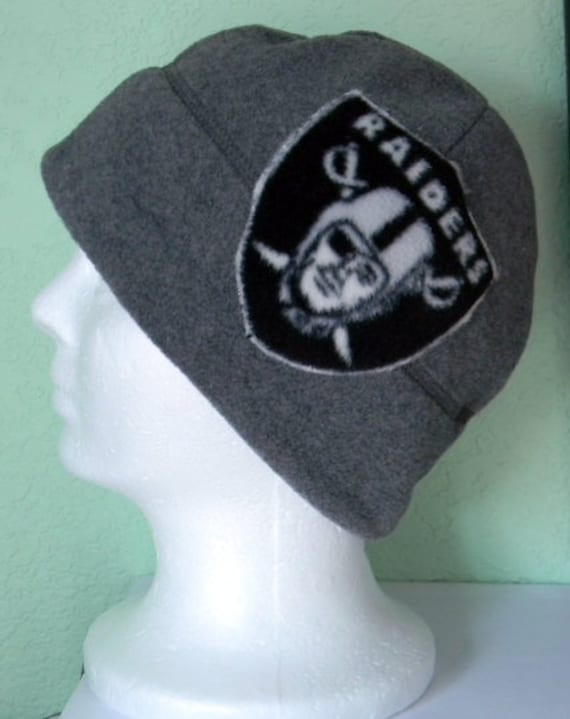 Raiders Fleece Mütze Wahlweise in Schwarz, Hellgrau, Dunkelgrau, Navy, Blau, Grün, Lila Oder Pink Raiders Fleece Mütze Wahlweise in Schwarz, Hellgrau, Dunkelgrau, Navy, Blau, Grün, Lila Oder Pink von Krazy4Krafts