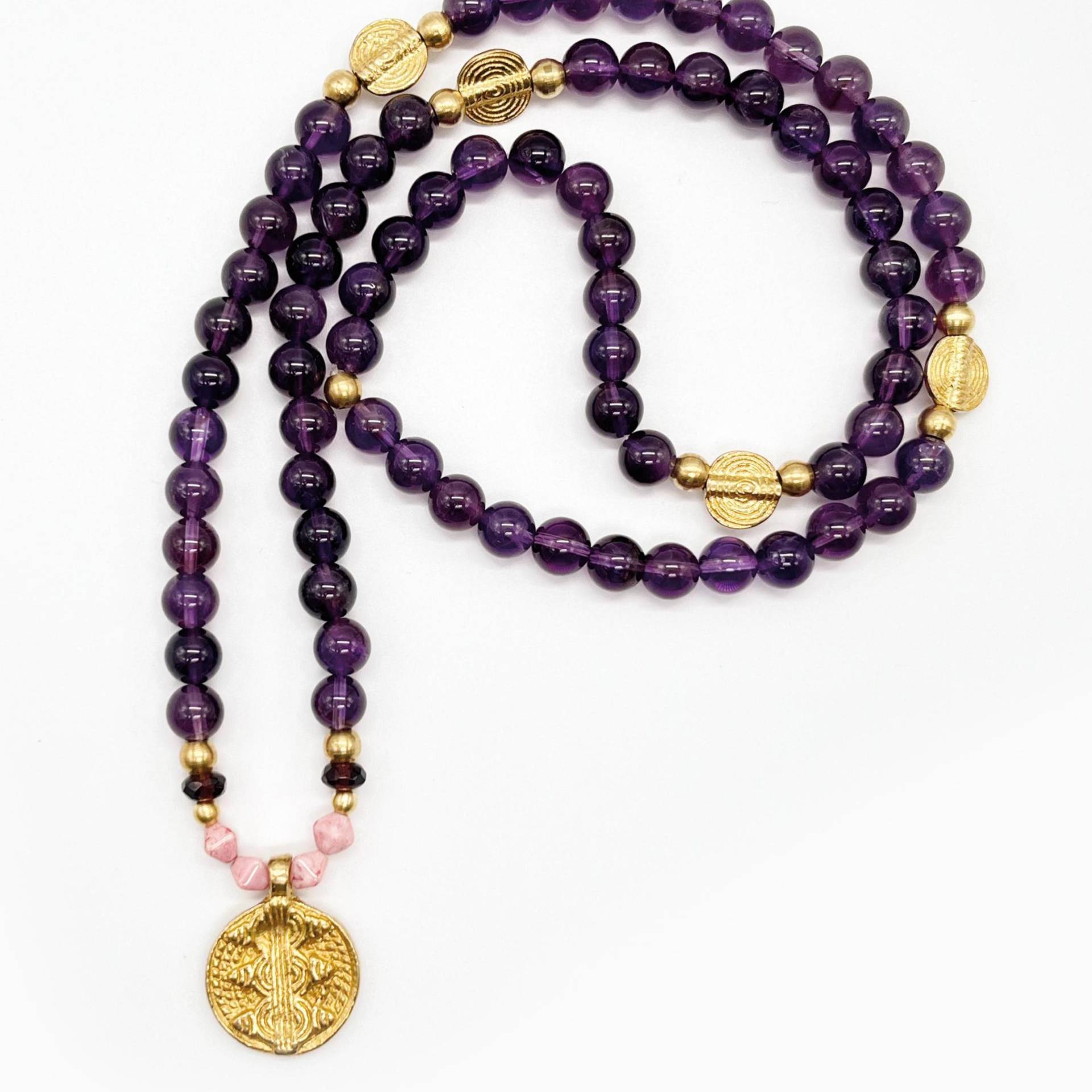 Amethystperlenkette Mit Medaillon Aus Messing, Hochwertiger Energieschmuck Für Dich in Lila Und Gold Amethystperlenkette Mit Medaillon Aus Messing, Hochwertiger Energieschmuck Für Dich in Lila Und Gold von KreARTivesEinhorn