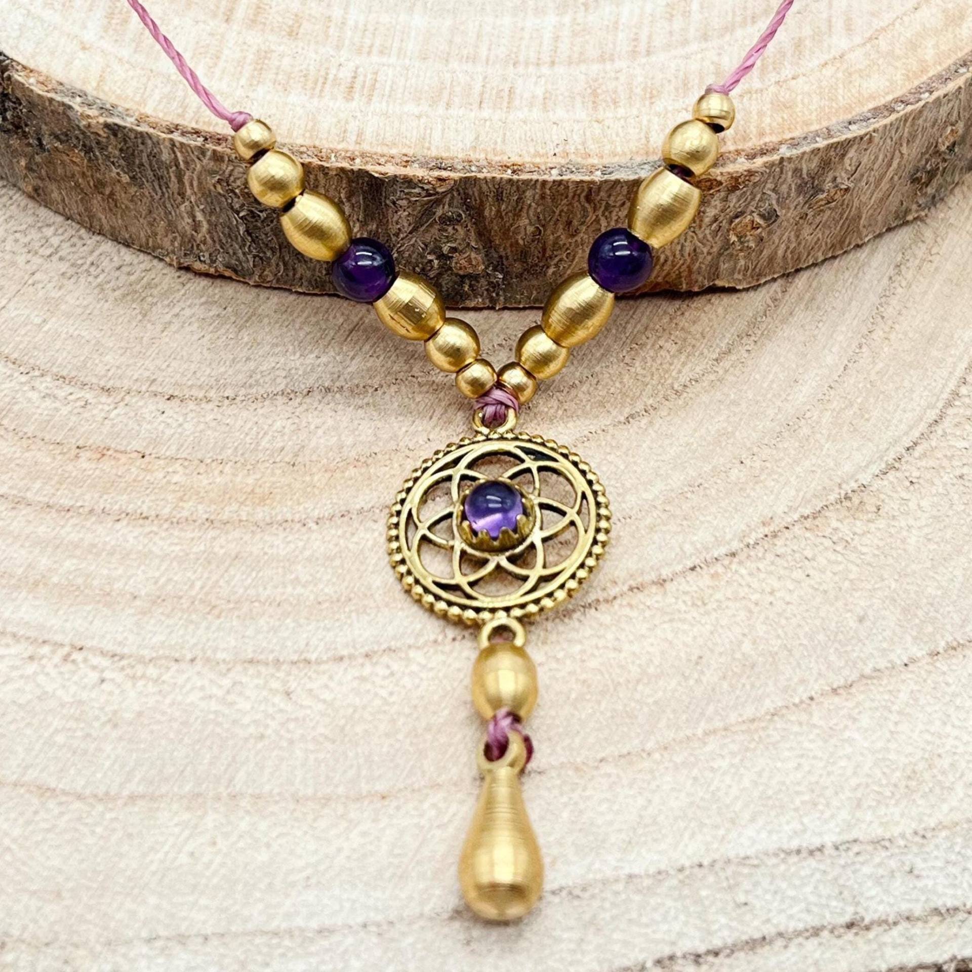 Zarte Halskette Mit Amethyst Und Messing, Verstellbar in Gold Lila Makramee Boho Hippie Geschenk Bohemian Festival Mandala Zarte Halskette Mit Amethyst Und Messing, Verstellbar in Gold Lila Makramee Boho Hippie Geschenk Bohemian Festival Mandala von KreARTivesEinhorn