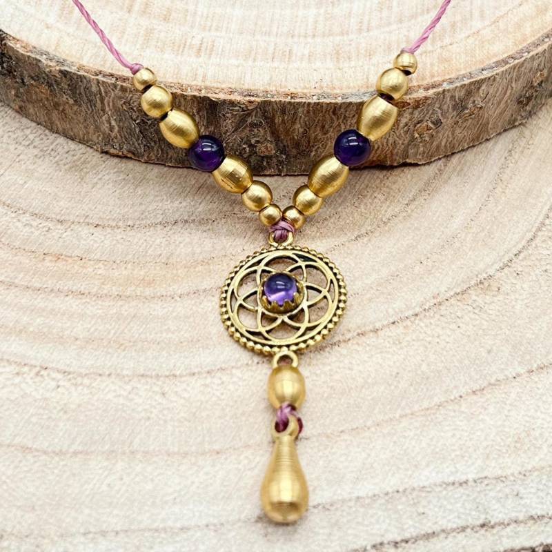 Zarte Halskette Mit Amethyst Und Messing, Verstellbar in Gold Lila Makramee Boho Hippie Geschenk Bohemian Festival Mandala Zarte Halskette Mit Amethyst Und Messing, Verstellbar in Gold Lila Makramee Boho Hippie Geschenk Bohemian Festival Mandala von KreARTivesEinhorn