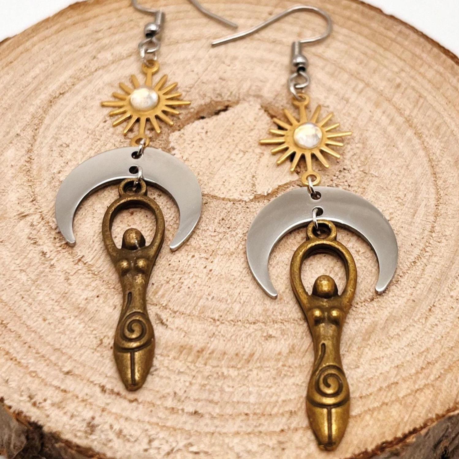Ohrhänger Sonne-Mondgöttin Mit Mondstein, Allergiefreie Ohrringe Sonne, Mondsichel Und Göttin Anhänger, Boho Style, Mutter Ohrhänger Sonne-Mondgöttin Mit Mondstein, Allergiefreie Ohrringe Sonne, Mondsichel Und Göttin Anhänger, Boho Style, Mutter von KreARTivesEinhorn