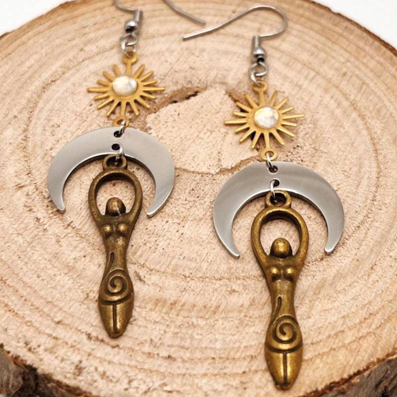 Ohrhänger Sonne-Mondgöttin Mit Mondstein, Allergiefreie Ohrringe Sonne, Mondsichel Und Göttin Anhänger, Boho Style, Mutter Ohrhänger Sonne-Mondgöttin Mit Mondstein, Allergiefreie Ohrringe Sonne, Mondsichel Und Göttin Anhänger, Boho Style, Mutter von KreARTivesEinhorn