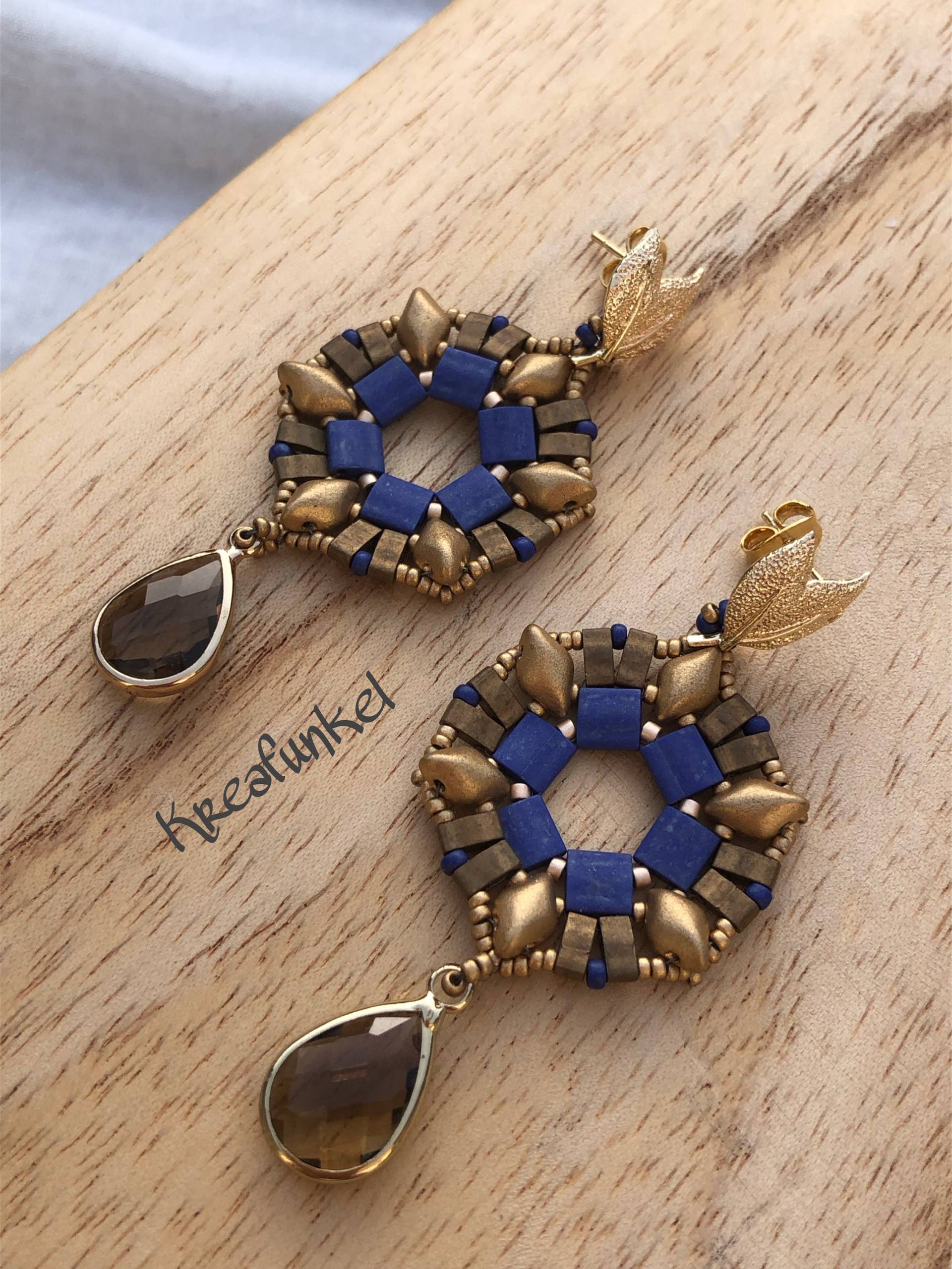 Hängeohrringe in Blau-Gold Hängeohrringe in Blau-Gold von Kreafunkel