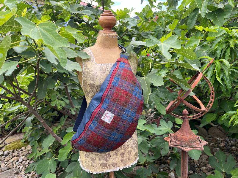 Crossbodybag Aus Altem Sofaleder Und Harris Tweed von KreainWie