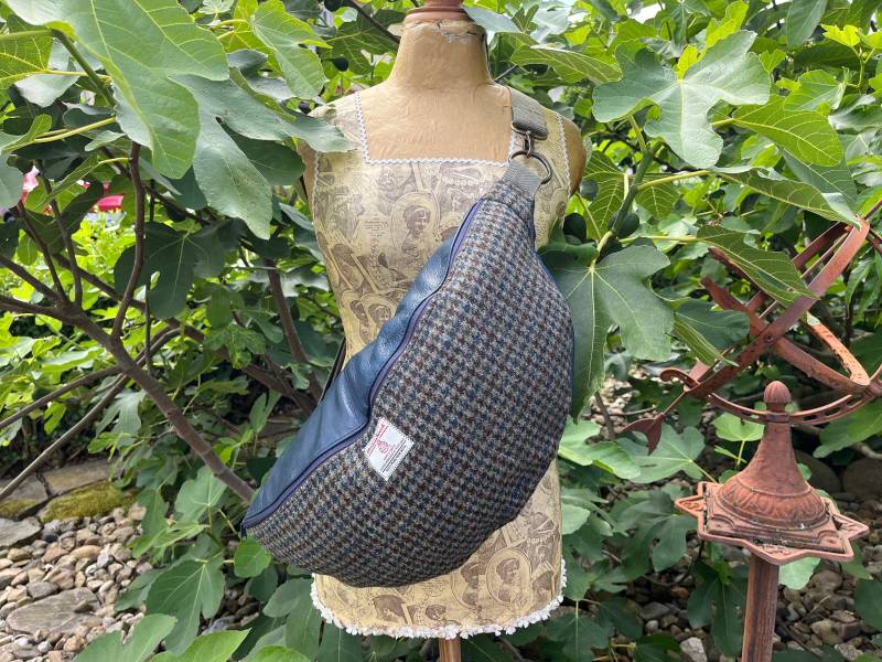 Crossbodybag Aus Altem Sofaleder Und Harris Tweed von KreainWie