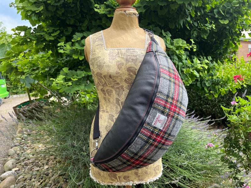 Crossbodybag Aus Altem Sofaleder Und Harris Tweed Crossbodybag Aus Altem Sofaleder Und Harris Tweed von KreainWie