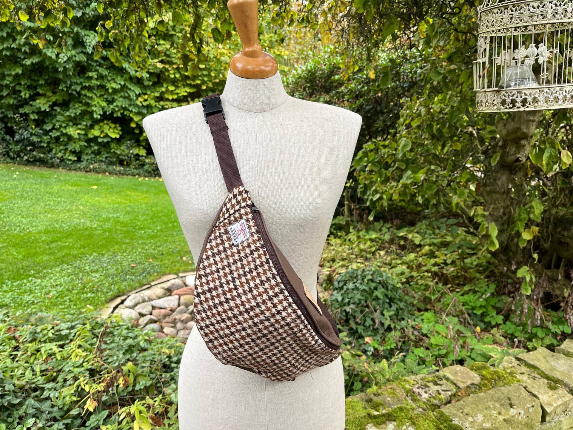 Kleiner Crossbodybag Aus Altem Sofaleder Und Harris Tweed Kleiner Crossbodybag Aus Altem Sofaleder Und Harris Tweed von KreainWie