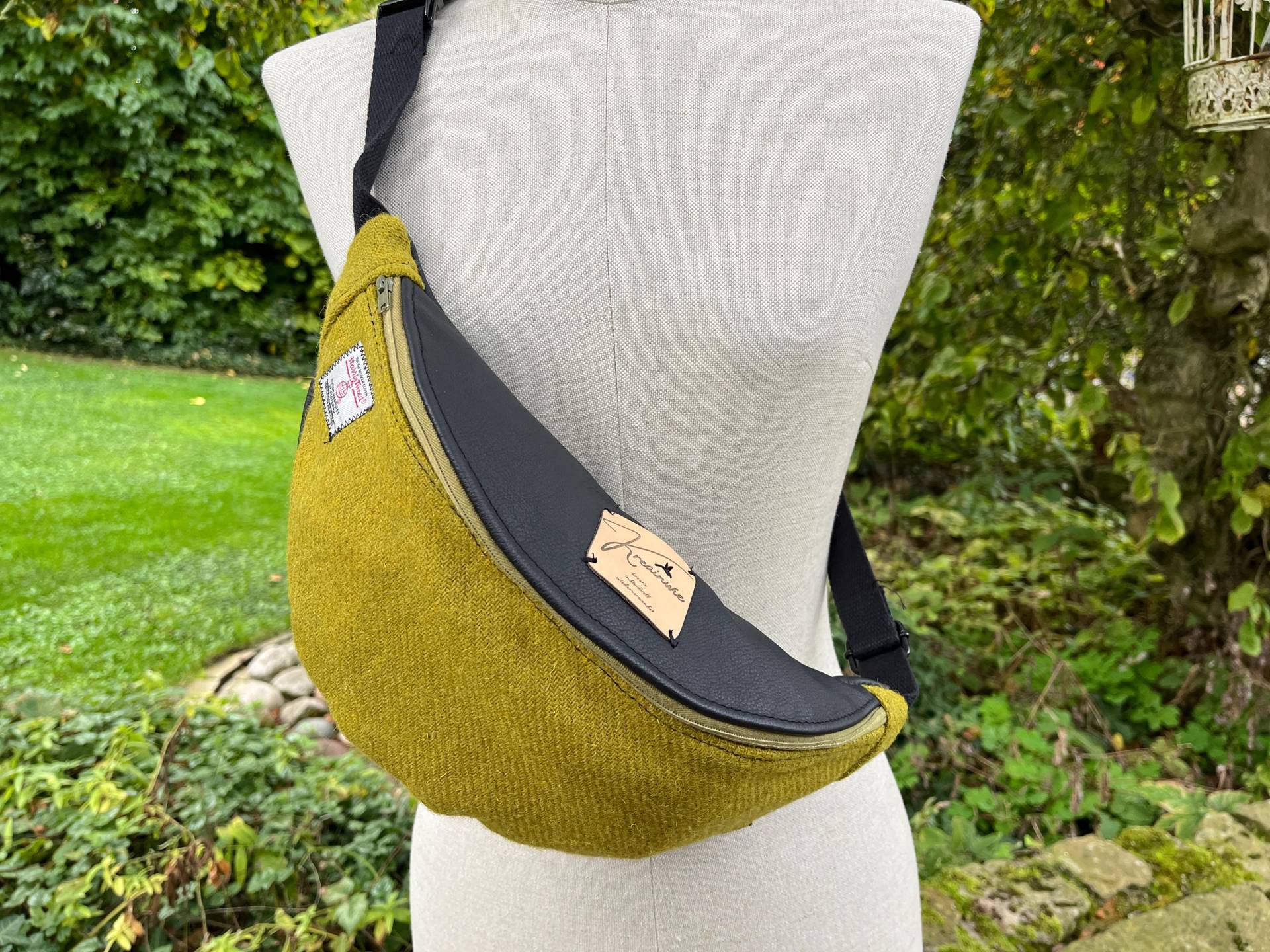Kleiner Crossbodybag Aus Altem Sofaleder Und Harris Tweed Kleiner Crossbodybag Aus Altem Sofaleder Und Harris Tweed von KreainWie