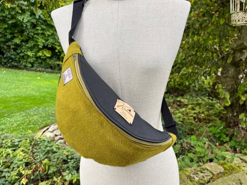 Kleiner Crossbodybag Aus Altem Sofaleder Und Harris Tweed Kleiner Crossbodybag Aus Altem Sofaleder Und Harris Tweed von KreainWie