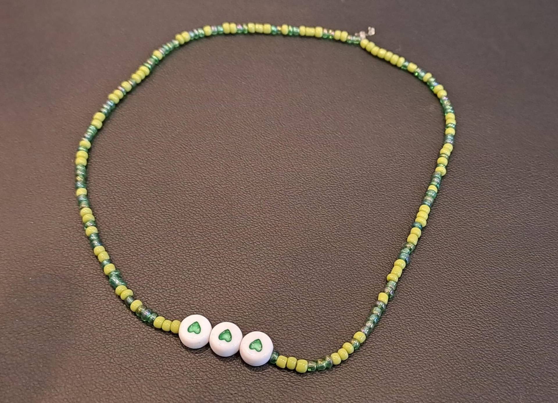 Grüne Perlenkette Mit Herzen, Zweifarbige Feine Grüne Perlen, Drei Herzen in Der Mitte Kette Grüne Perlenkette Mit Herzen, Zweifarbige Feine Grüne Perlen, Drei Herzen in Der Mitte Kette von KreationWithBeads