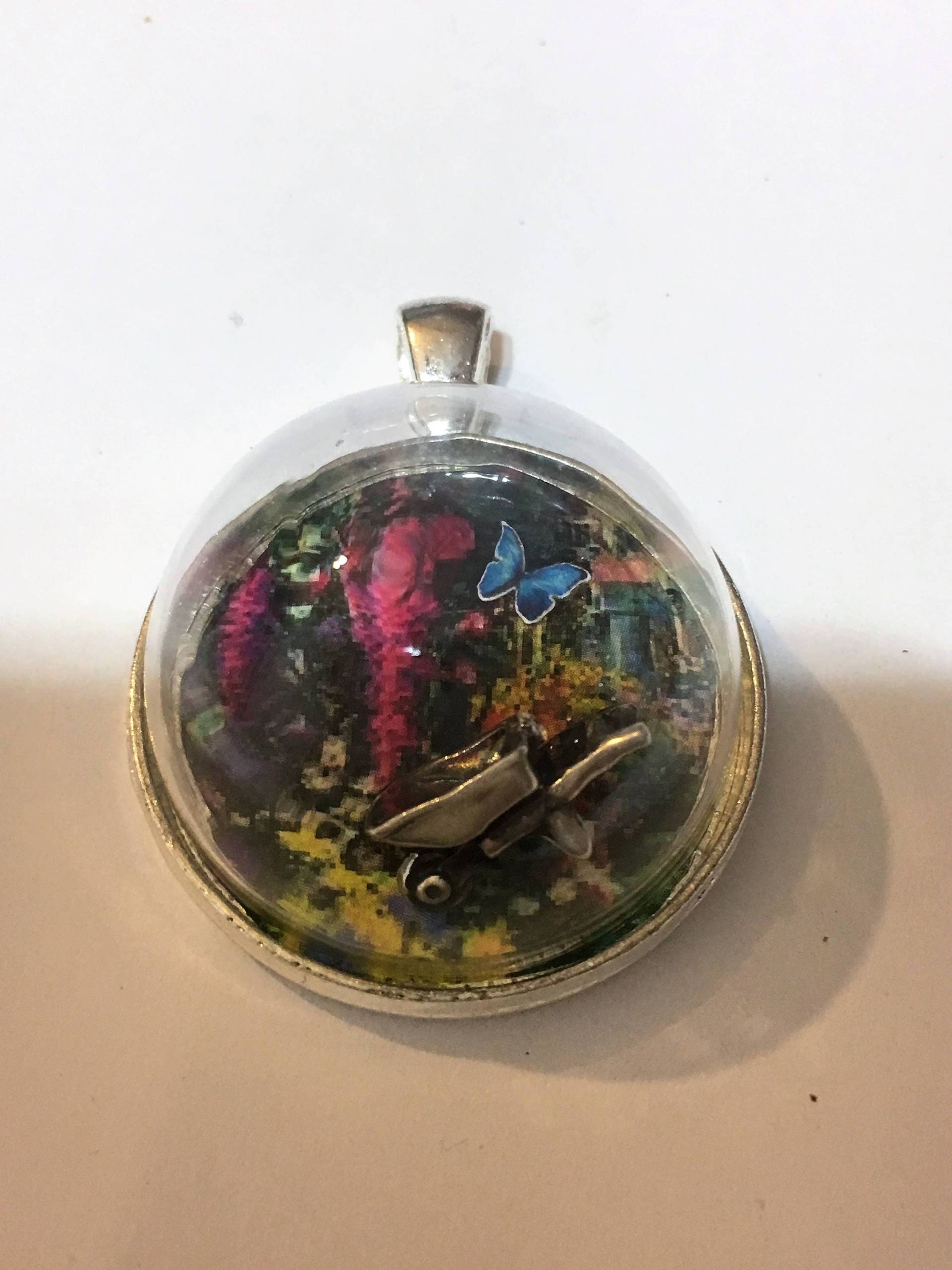 Blumengarten Schubkarre Und Schmetterling Silber Anhänger Glas Globus Halskette Blumengarten Schubkarre Und Schmetterling Silber Anhänger Glas Globus Halskette von KreationsByKristaArt