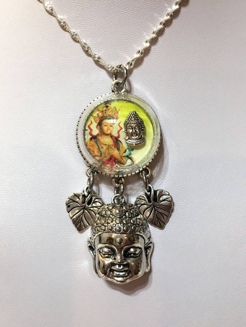 Buddha Silber Anhänger Halskette Mit Lotus Und Blätter Frieden Ruhe Glas Globus Cabochon Buddha Silber Anhänger Halskette Mit Lotus Und Blätter Frieden Ruhe Glas Globus Cabochon von KreationsByKristaArt