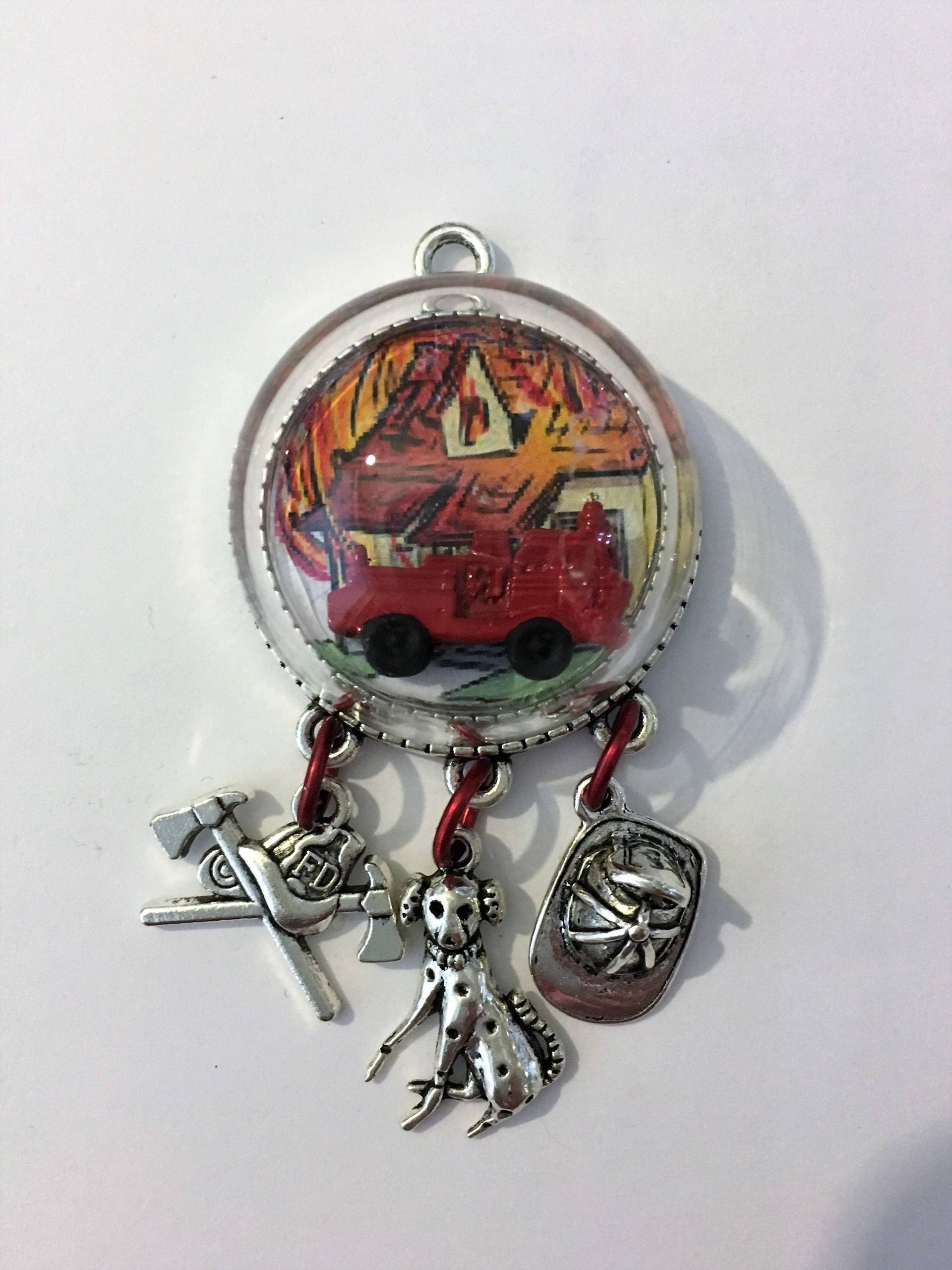 Feuer-Lkw Feuerwehrmann Firewoman Silber Anhänger Halskette Glaskugel Feuer-Lkw Feuerwehrmann Firewoman Silber Anhänger Halskette Glaskugel von KreationsByKristaArt