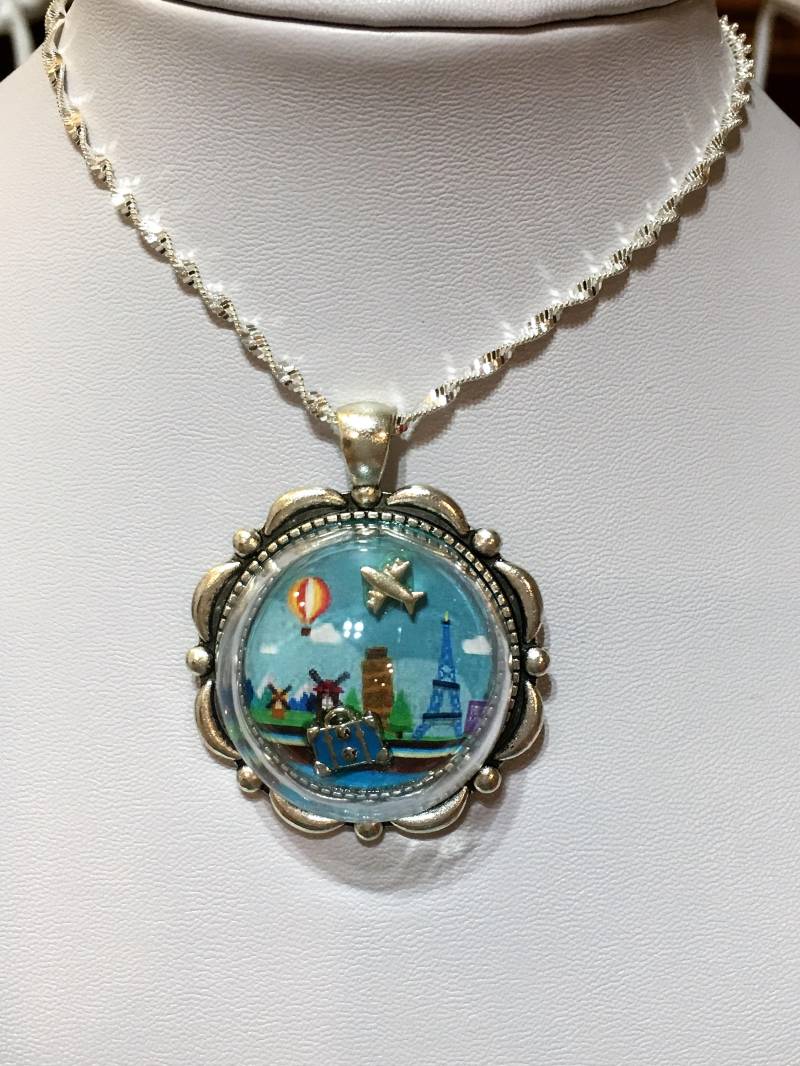 Fliegen Sie Die Weltreisen Europa Antik Silber Halskette Glaskugel Paris London Fliegen Sie Die Weltreisen Europa Antik Silber Halskette Glaskugel Paris London von KreationsByKristaArt