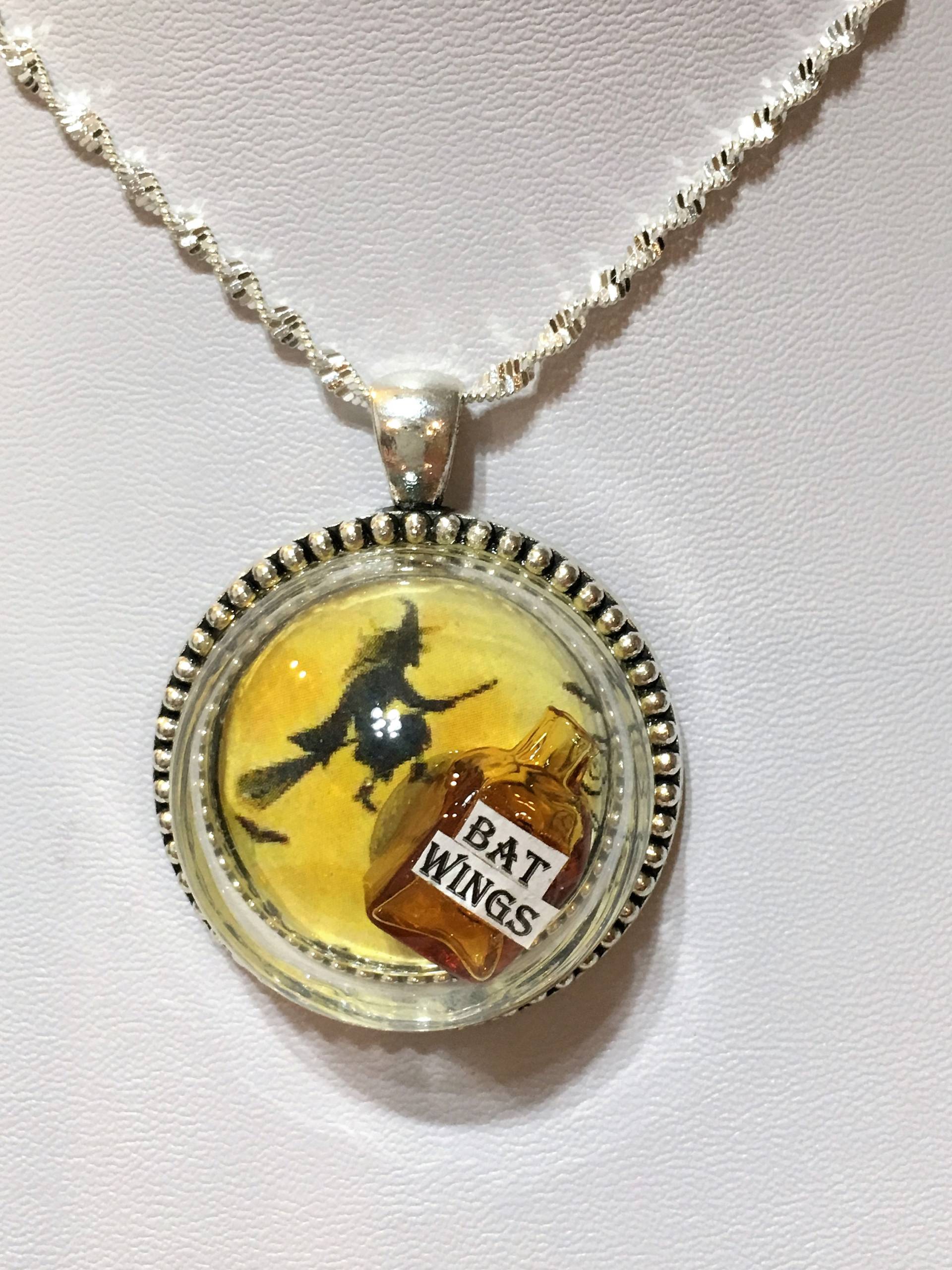 Fliegende Hexe Auf Einem Besen Und Fledermaus Flügel Brauen Silber Anhänger Halskette Mit Kette Fliegende Hexe Auf Einem Besen Und Fledermaus Flügel Brauen Silber Anhänger Halskette Mit Kette von KreationsByKristaArt