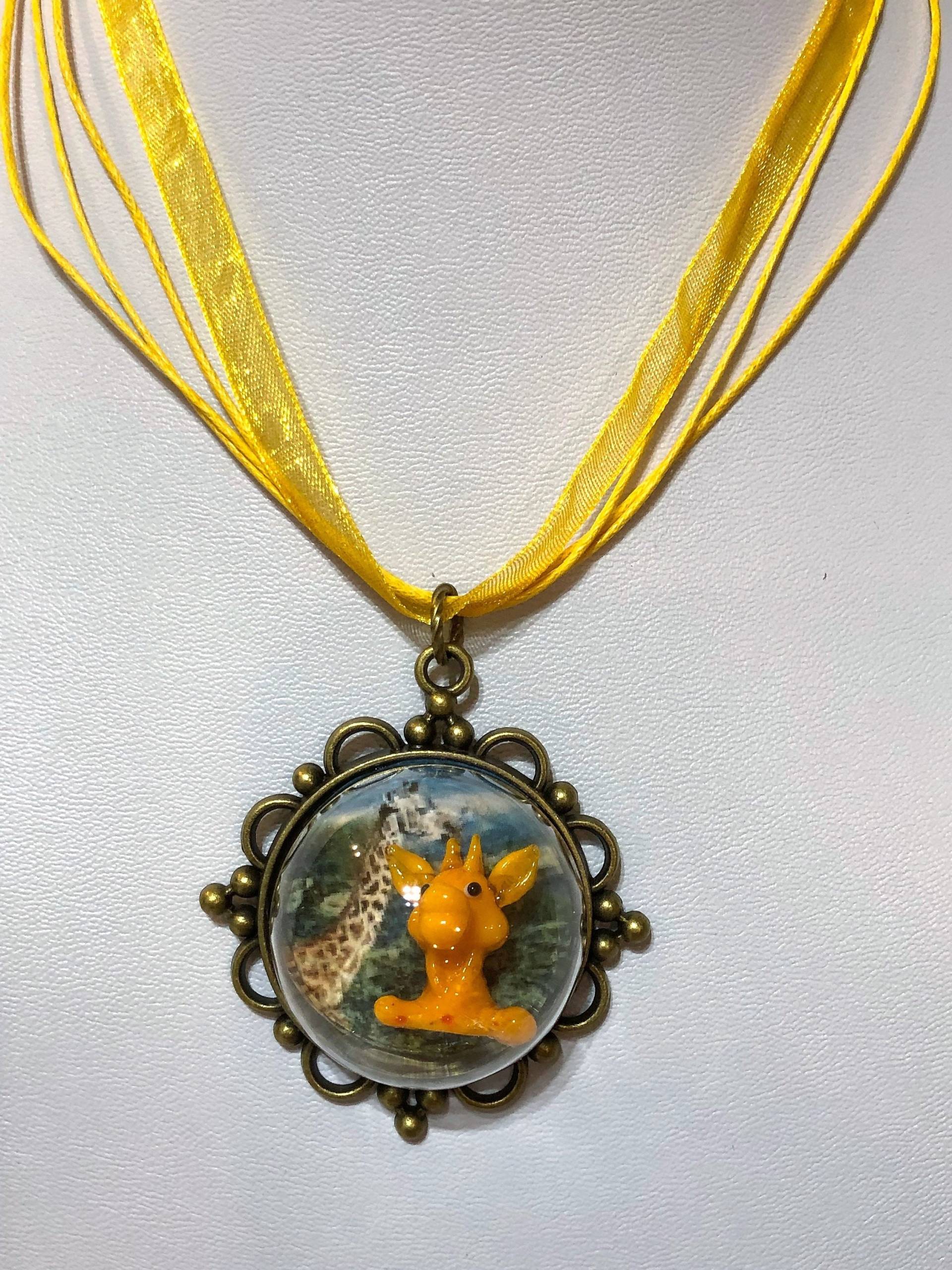 Glas Giraffe Kette, Messing Antik Mit Glas-Cabochon-Fassung Glas Giraffe Kette, Messing Antik Mit Glas-Cabochon-Fassung von KreationsByKristaArt