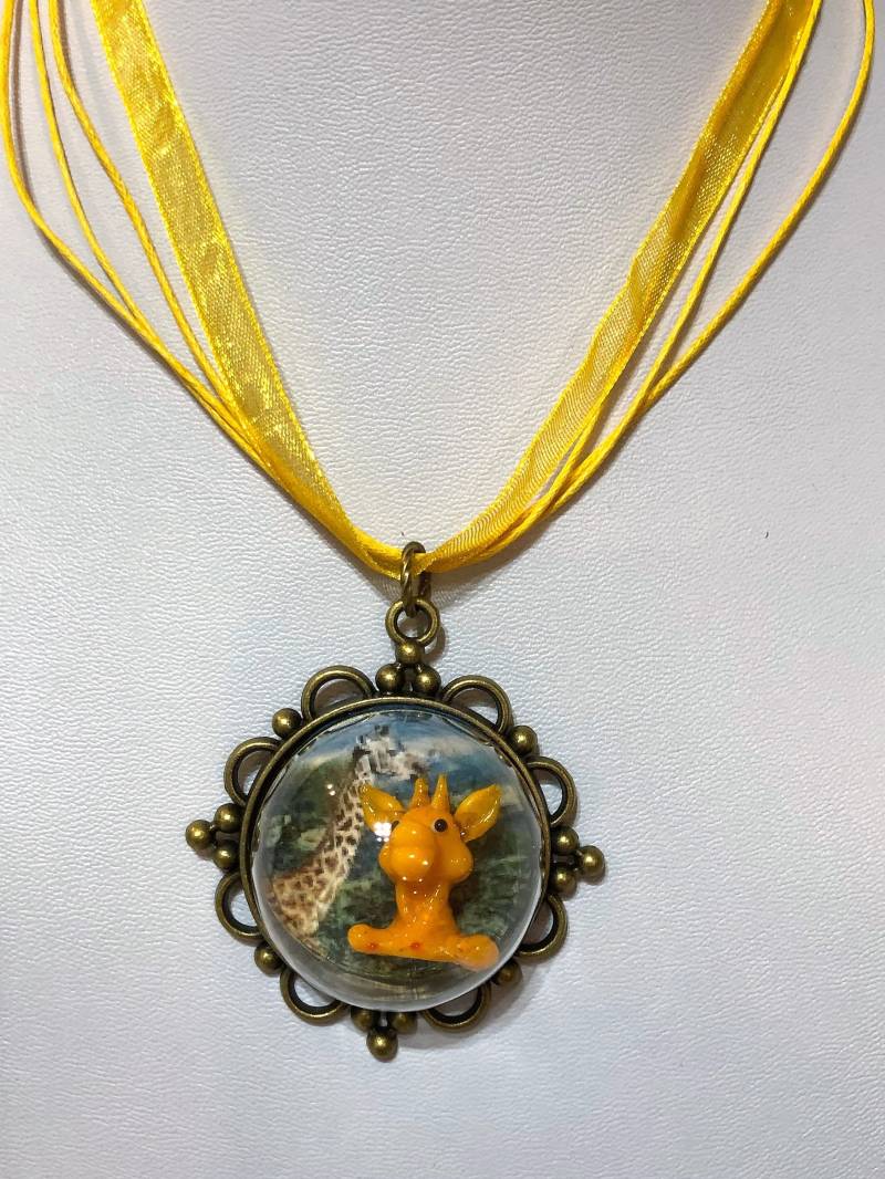 Glas Giraffe Kette, Messing Antik Mit Glas-Cabochon-Fassung Glas Giraffe Kette, Messing Antik Mit Glas-Cabochon-Fassung von KreationsByKristaArt