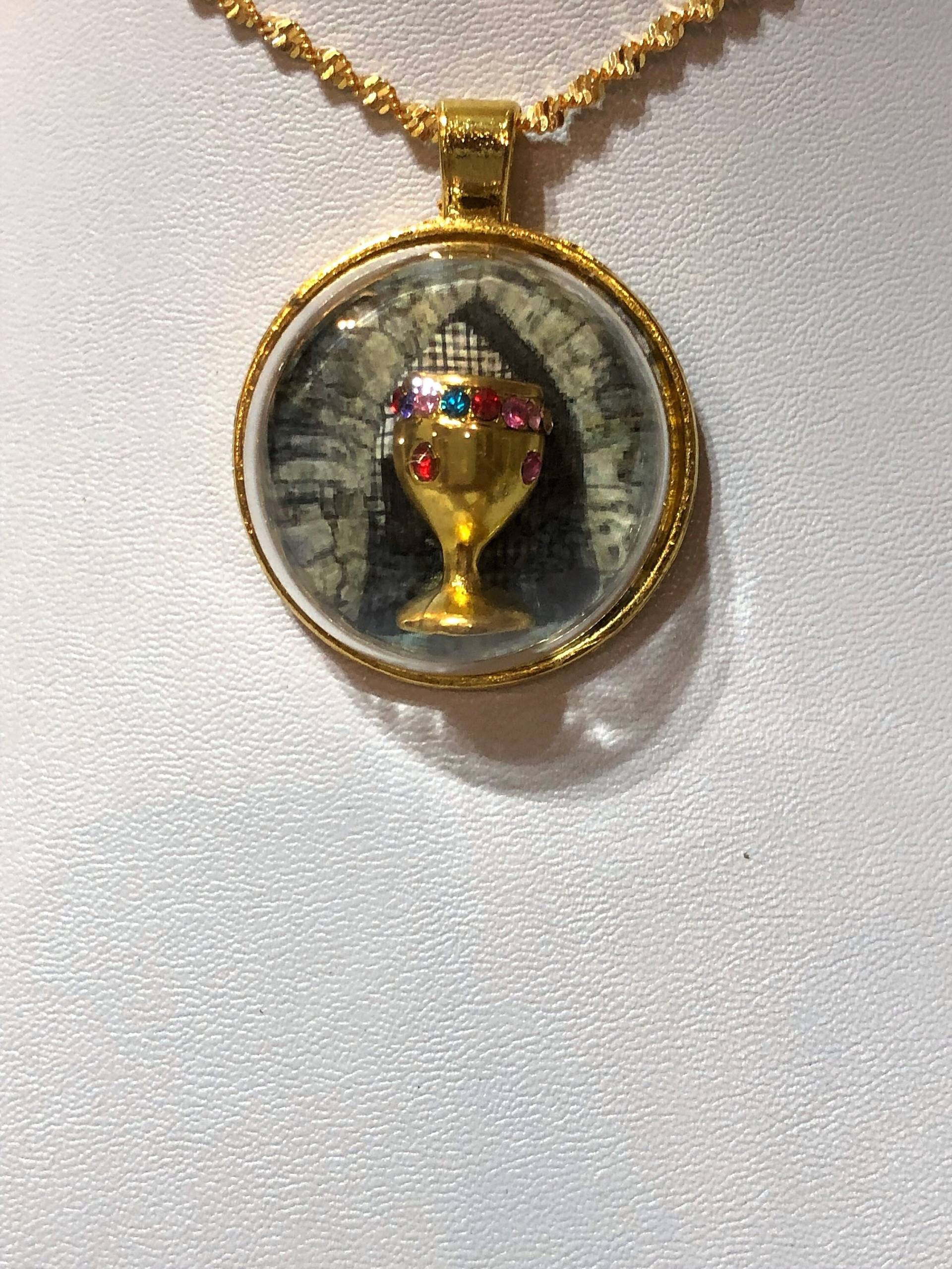 Gold Kelch Renaissance-Schloss Gold Halskette Anhänger Glaskugel Cabochon König Königin Fechten Gold Kelch Renaissance-Schloss Gold Halskette Anhänger Glaskugel Cabochon König Königin Fechten von KreationsByKristaArt