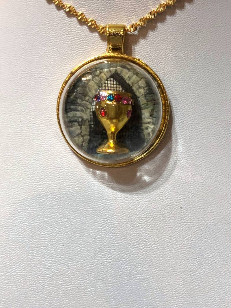Gold Kelch Renaissance-Schloss Gold Halskette Anhänger Glaskugel Cabochon König Königin Fechten Gold Kelch Renaissance-Schloss Gold Halskette Anhänger Glaskugel Cabochon König Königin Fechten von KreationsByKristaArt