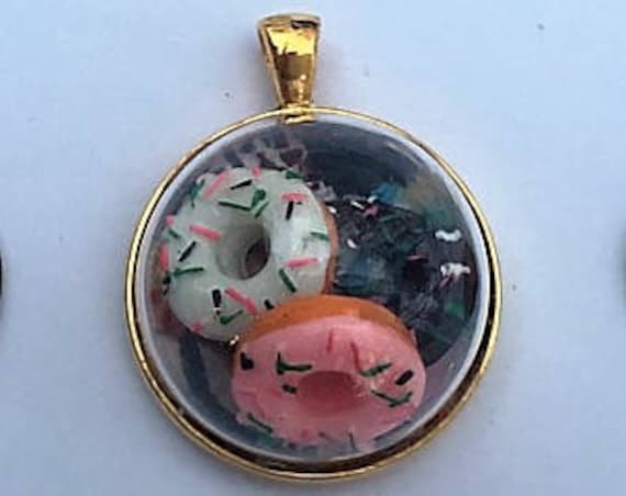 Krapfen in Glas Globus Cabochon Gold Anhänger Donut Halskette Krapfen in Glas Globus Cabochon Gold Anhänger Donut Halskette von KreationsByKristaArt