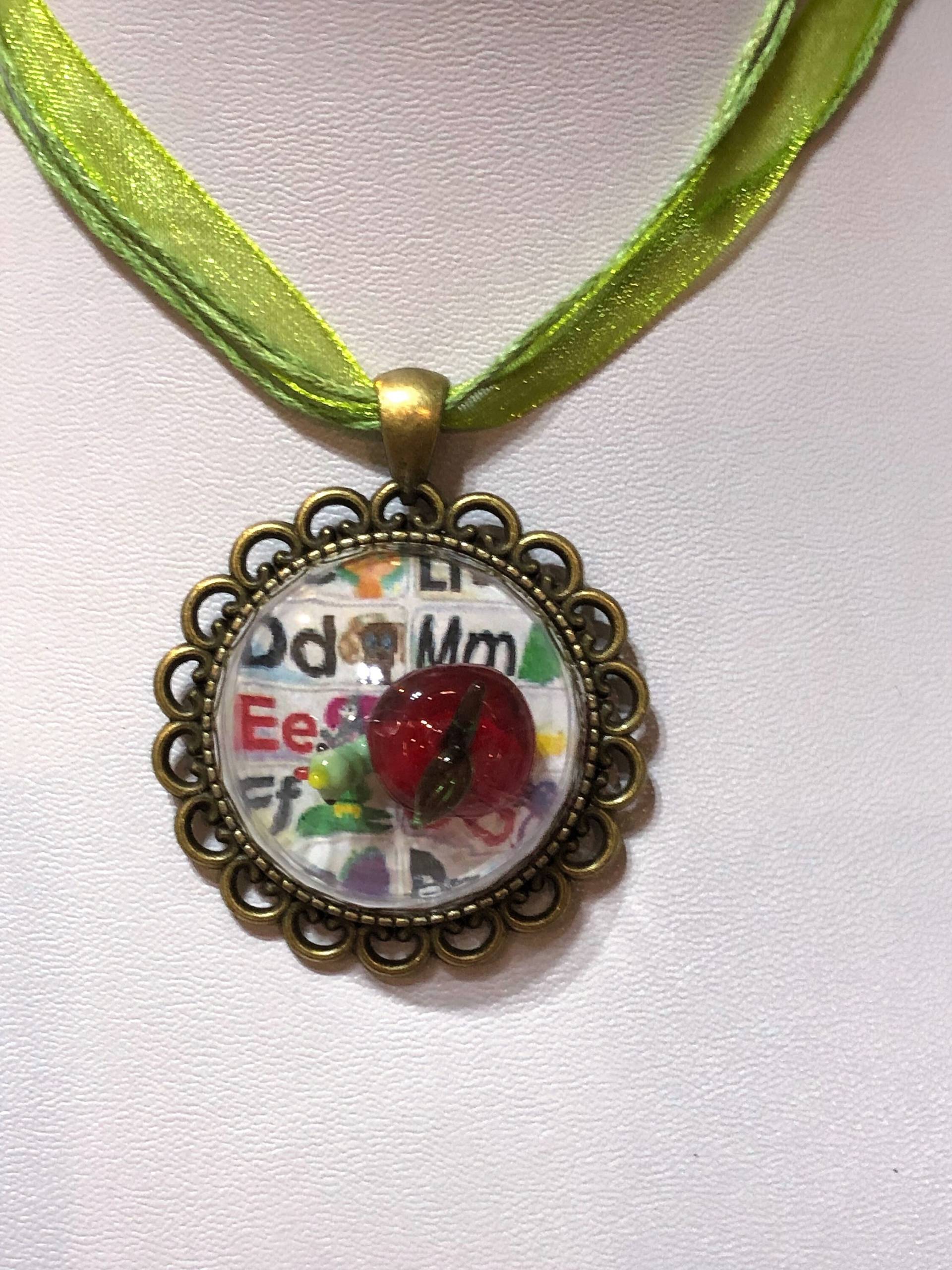Lehrer Halskette Alphabet Roten Apfel Mit Wurm Antik Messing Anhänger Glas Globus Cabochon Lehrer Halskette Alphabet Roten Apfel Mit Wurm Antik Messing Anhänger Glas Globus Cabochon von KreationsByKristaArt