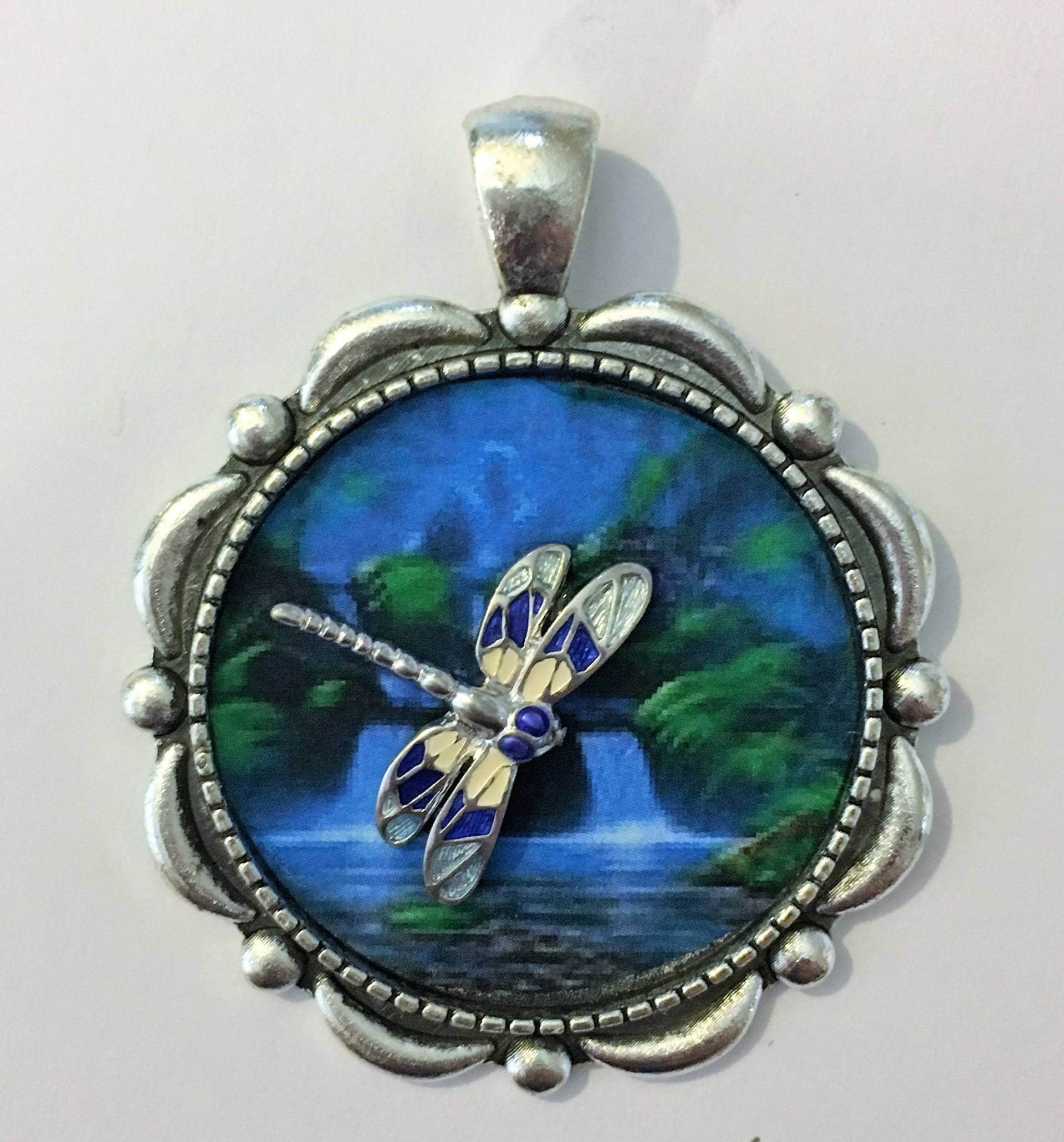 Libelle in Einem Wald Mit Wasserfällen Silber Anhänger Halskette Glaskugel Libelle in Einem Wald Mit Wasserfällen Silber Anhänger Halskette Glaskugel von KreationsByKristaArt