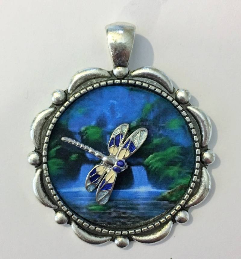 Libelle in Einem Wald Mit Wasserfällen Silber Anhänger Halskette Glaskugel Libelle in Einem Wald Mit Wasserfällen Silber Anhänger Halskette Glaskugel von KreationsByKristaArt