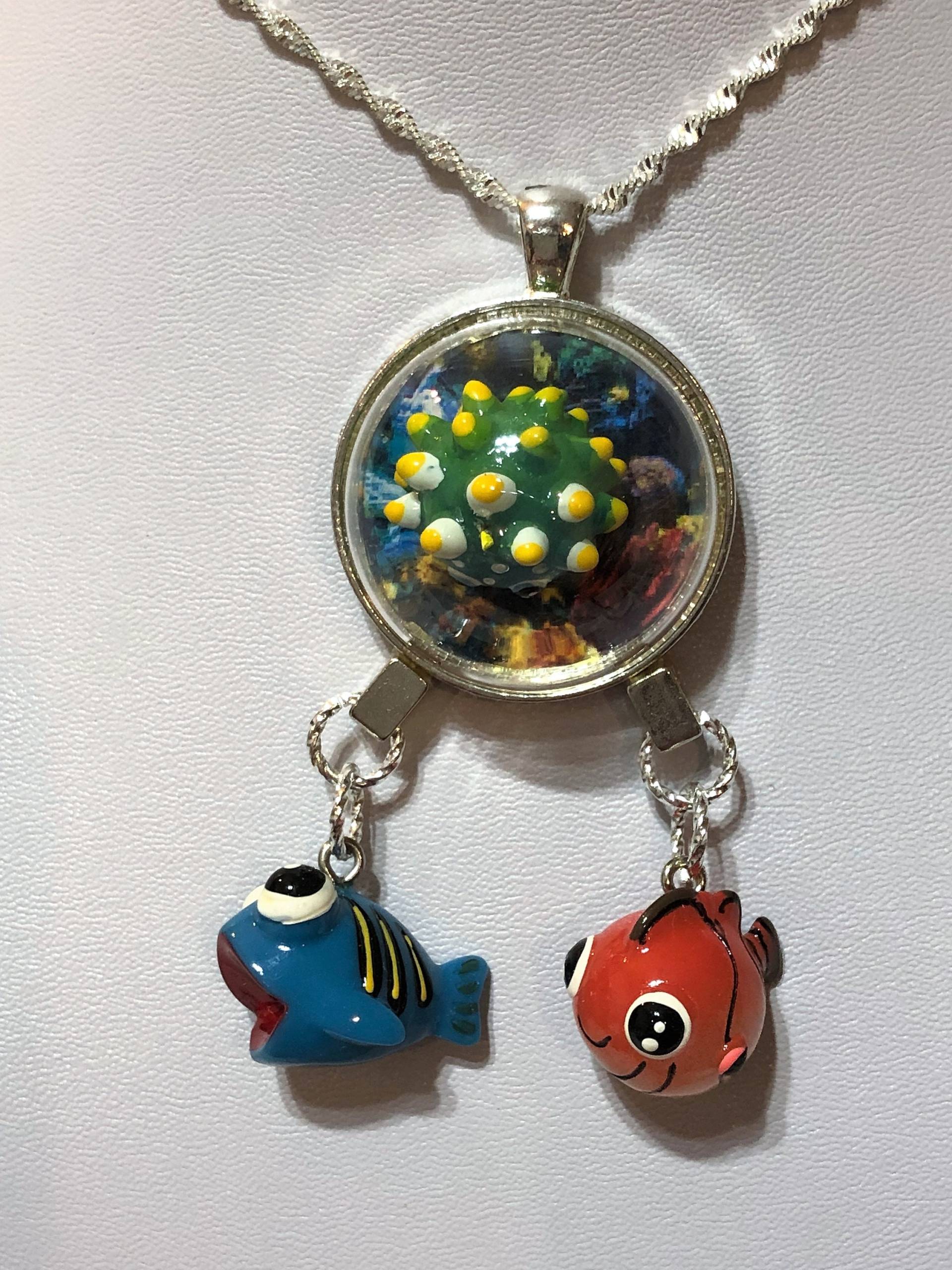 Nette Fisch Halskette Silber Anhänger Mit Kugelfisch Und Glaskugel Cabochon Nette Fisch Halskette Silber Anhänger Mit Kugelfisch Und Glaskugel Cabochon von KreationsByKristaArt