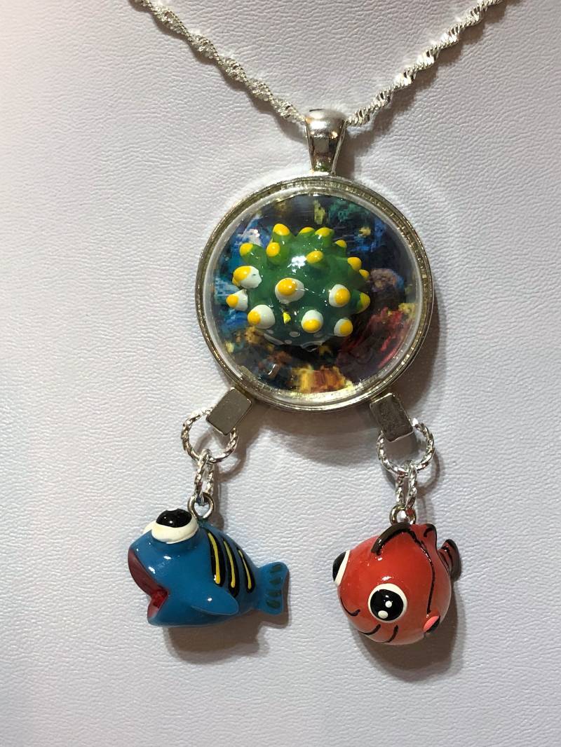 Nette Fisch Halskette Silber Anhänger Mit Kugelfisch Und Glaskugel Cabochon Nette Fisch Halskette Silber Anhänger Mit Kugelfisch Und Glaskugel Cabochon von KreationsByKristaArt