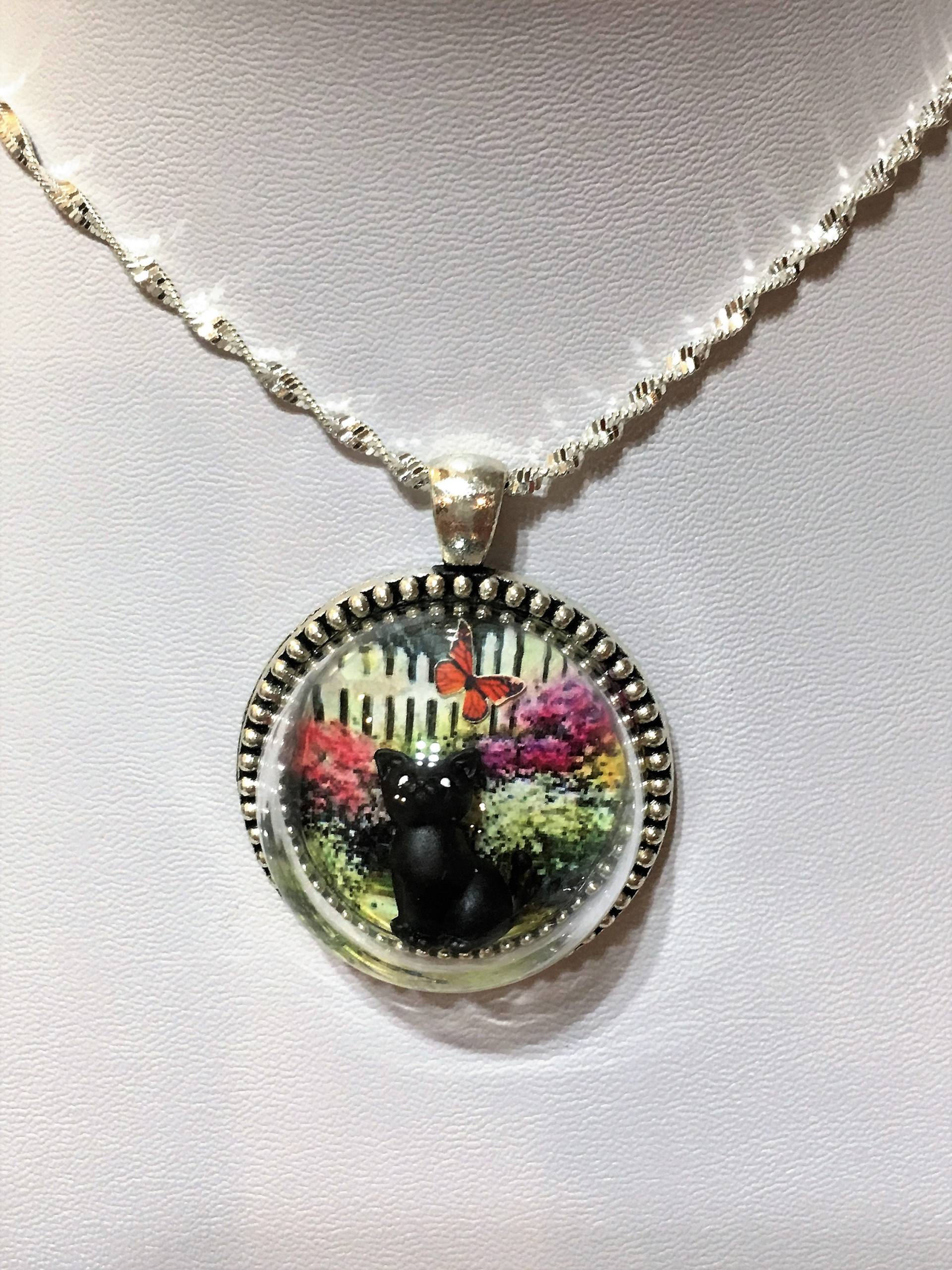 Schwarze Katze Im Garten, Weiße Lattenzaun Und Blumen Antik Silber Halskette Glaskugel Schwarze Katze Im Garten, Weiße Lattenzaun Und Blumen Antik Silber Halskette Glaskugel von KreationsByKristaArt