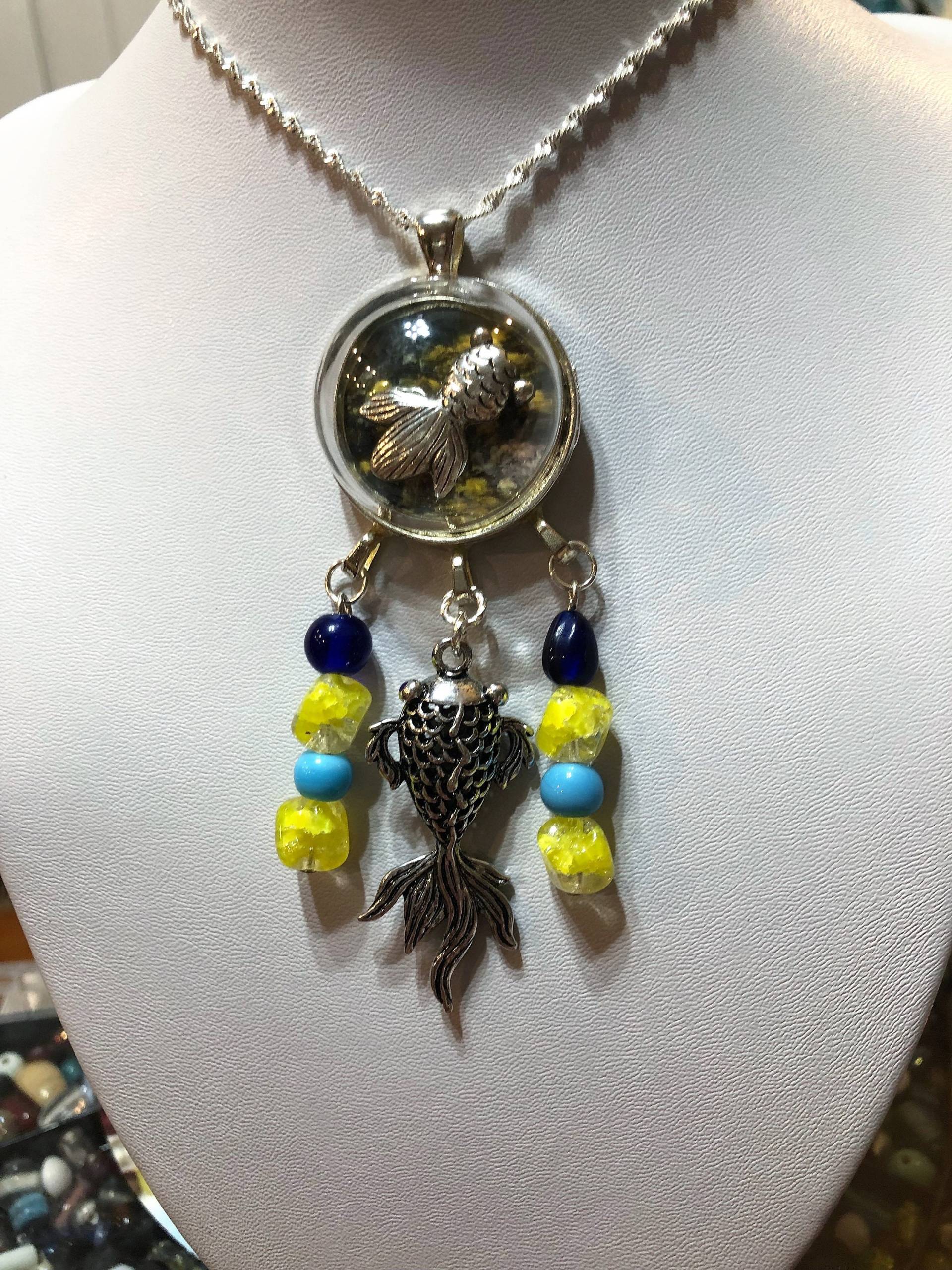 Silber Anhänger Gold Fisch Halskette Mit Glas-Perlen-Glas-Kugel-Cabochon Silber Anhänger Gold Fisch Halskette Mit Glas-Perlen-Glas-Kugel-Cabochon von KreationsByKristaArt