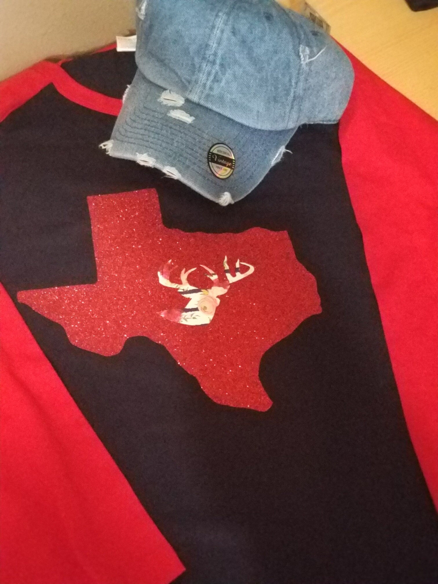 Glitzer Texas Mit Floralen Hirschkopf Raglan | Plus Größe Verfügbar Glitzer Texas Mit Floralen Hirschkopf Raglan | Plus Größe Verfügbar von KreationsbykelCo