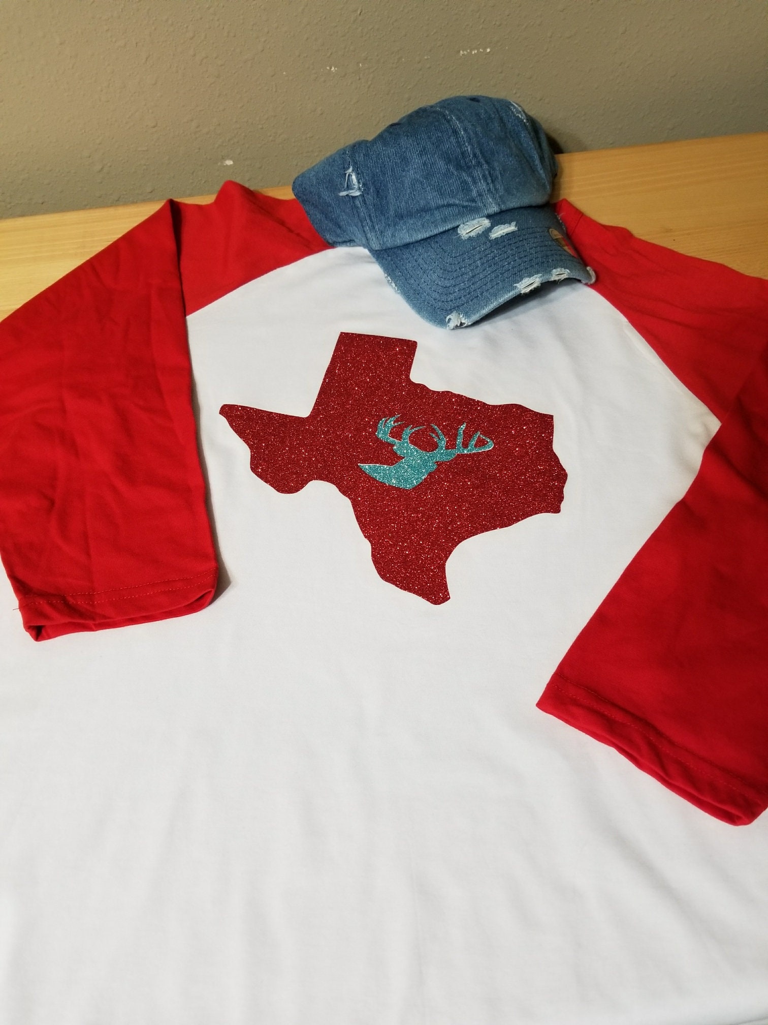 Rot Und Türkis Glitter Texas Mit Hirschkopf Raglan | Plus Größe Verfügbar Rot Und Türkis Glitter Texas Mit Hirschkopf Raglan | Plus Größe Verfügbar von KreationsbykelCo
