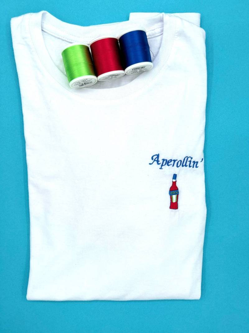 Aperollin | Besticktes T-Shirt Unisex Baumwolle Verschiedene Farben Schriftzug Aperol Getränk Flasche von KreativAtelierStick