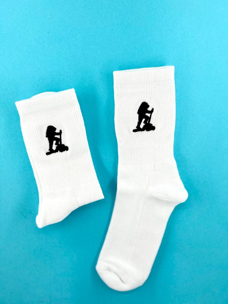 Bergsteiger | Bestickte Socken Tennissocken Weiß Mit Wanderer von KreativAtelierStick