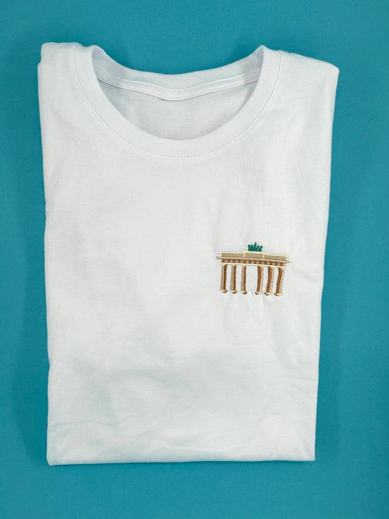 Berlin Brandenburger Tor | Besticktes T-Shirt Unisex Baumwolle Verschiedene Farben Mit Design von KreativAtelierStick