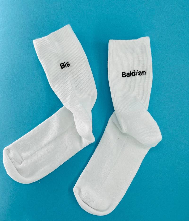Bis Baldrian | Bestickte Socken Tennissocken Weiß Mit Spruch von KreativAtelierStick
