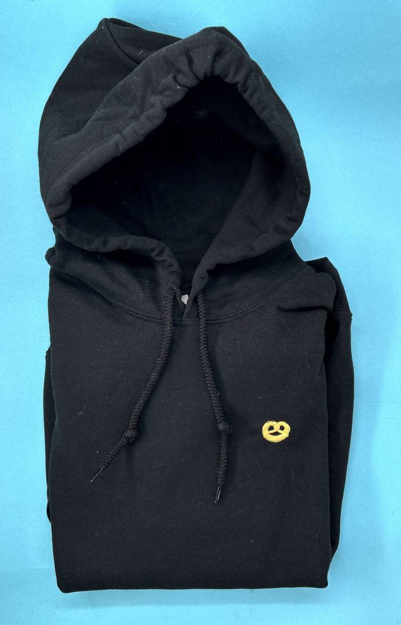 Brezn | Bestickter Kapuzenpulli Baumwolle Unisex Design von KreativAtelierStick