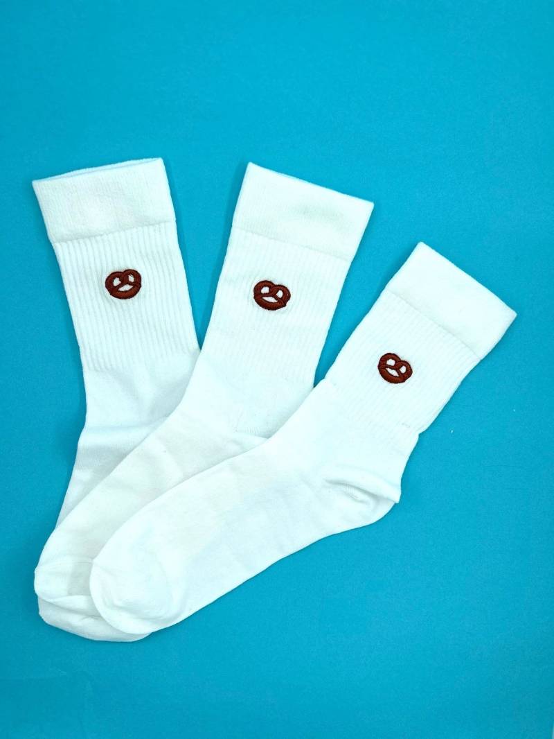 Brezn Set | Bestickte Socken Tennissocken Weiß Baumwolle Oktoberfest Sockenset von KreativAtelierStick