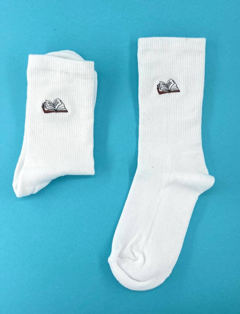 Buch | Bestickte Socken Tennissocken Weiß Mit Design von KreativAtelierStick
