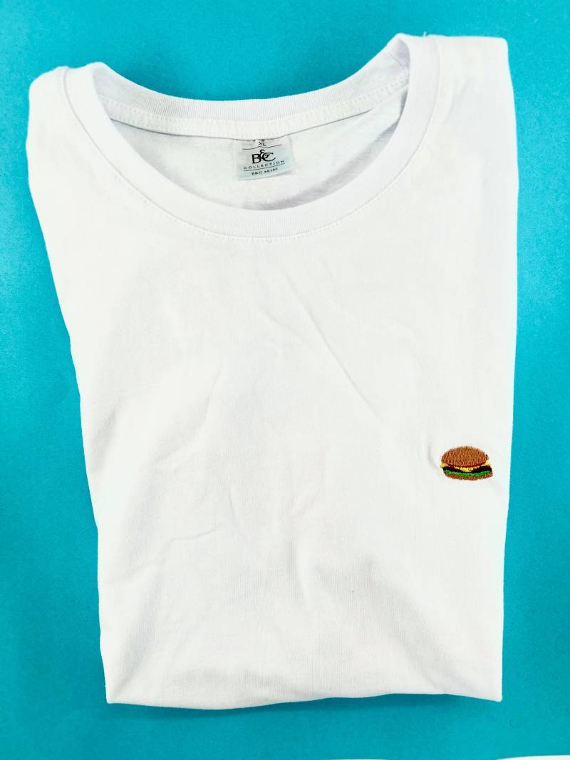 Burger | Besticktes T-Shirt Unisex Baumwolle Verschiedene Farben Mit Design von KreativAtelierStick