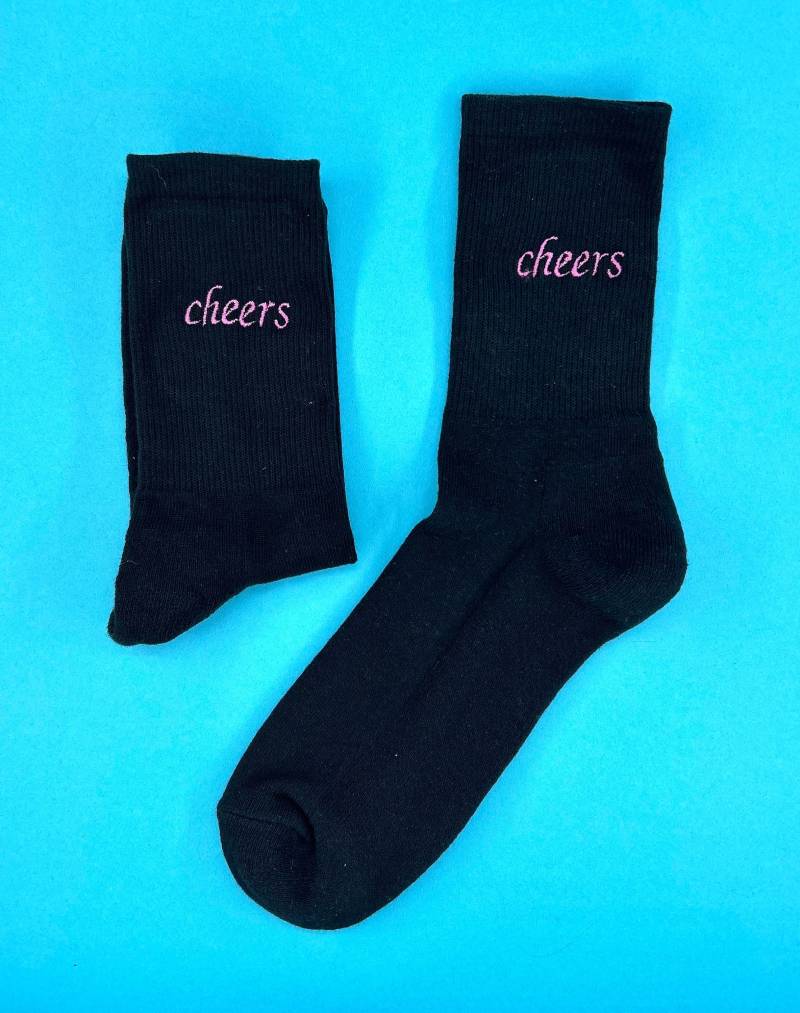 Cheers | Bestickte Socken Tennissocken Schwarz Baumwolle Mit Gesticktem Statement von KreativAtelierStick