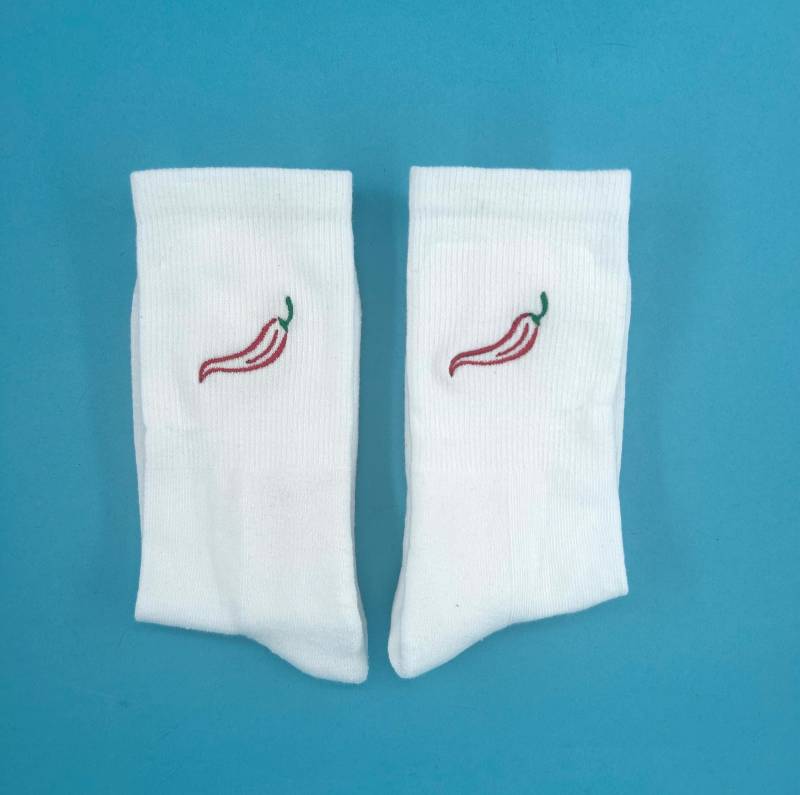 Chili | Bestickte Socken Tennissocken Mit Design von KreativAtelierStick