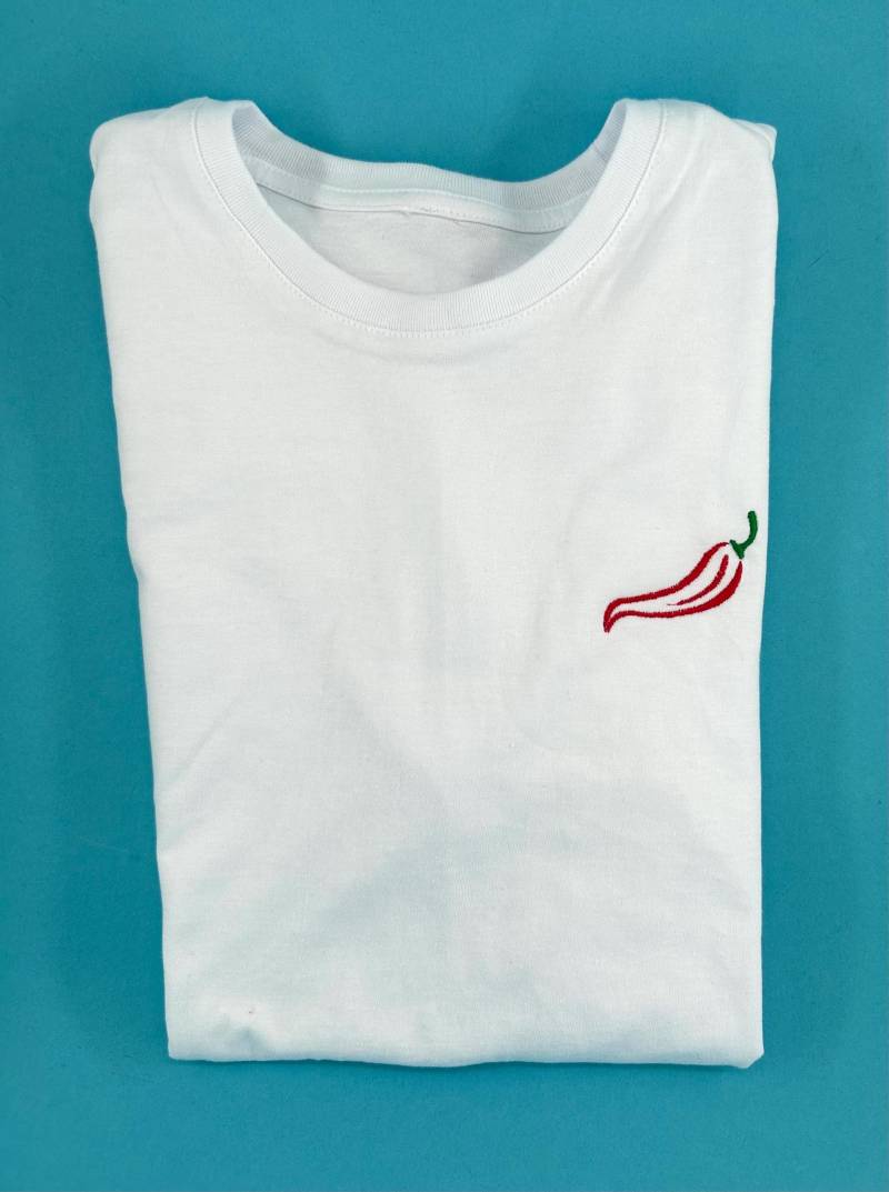 Chili | Besticktes T-Shirt Unisex Baumwolle Verschiedene Farben Mit Design von KreativAtelierStick