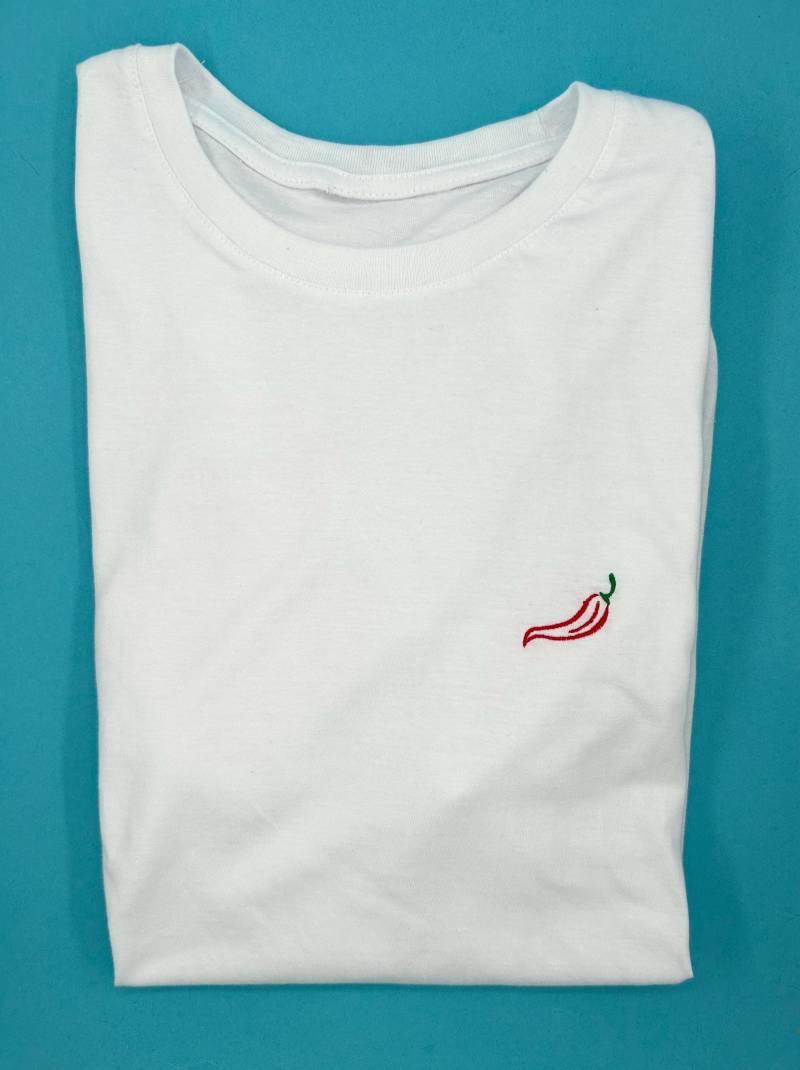 Chili | Besticktes T-Shirt Unisex Baumwolle Verschiedene Farben Mit Design von KreativAtelierStick