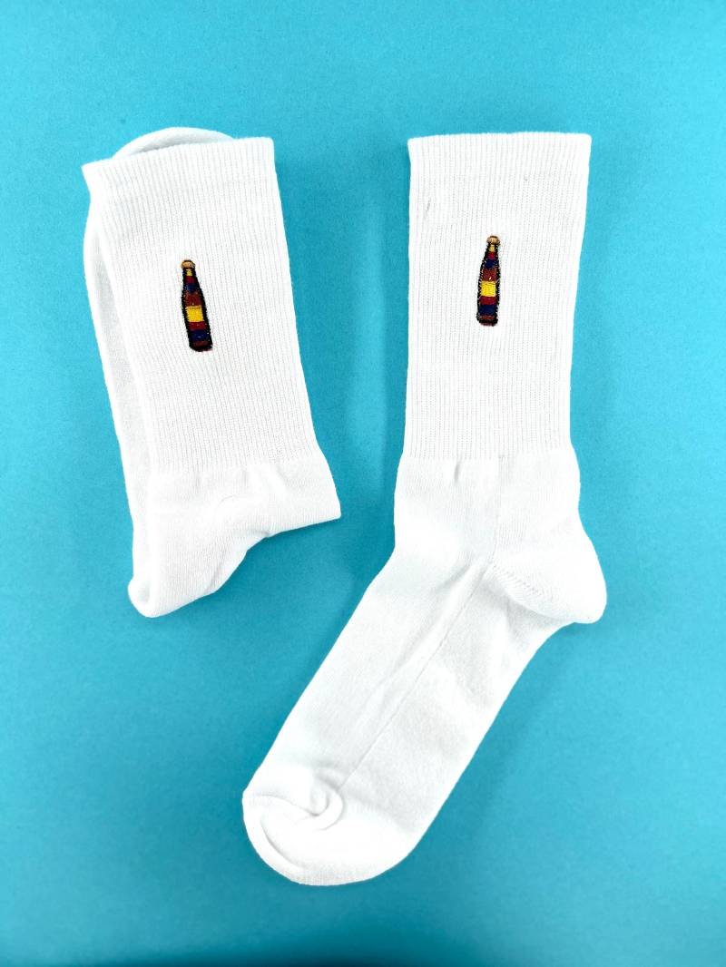 Cola-Mix | Bestickte Socken Tennissocken Weiß Mit Design von KreativAtelierStick