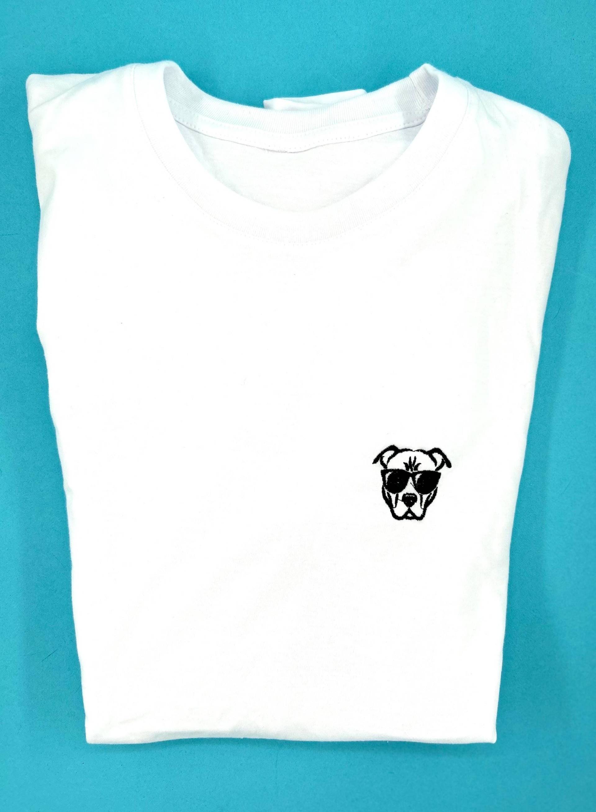 Cooler Hund | Besticktes T-Shirt Unisex Baumwolle Verschiedene Farben Mit Hunde Design von KreativAtelierStick